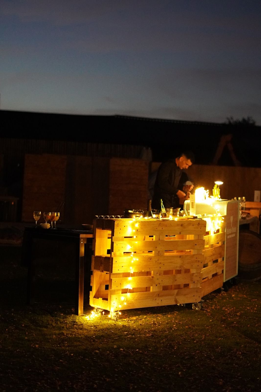 Barra iluminada de noche en una boda en Can Casellas