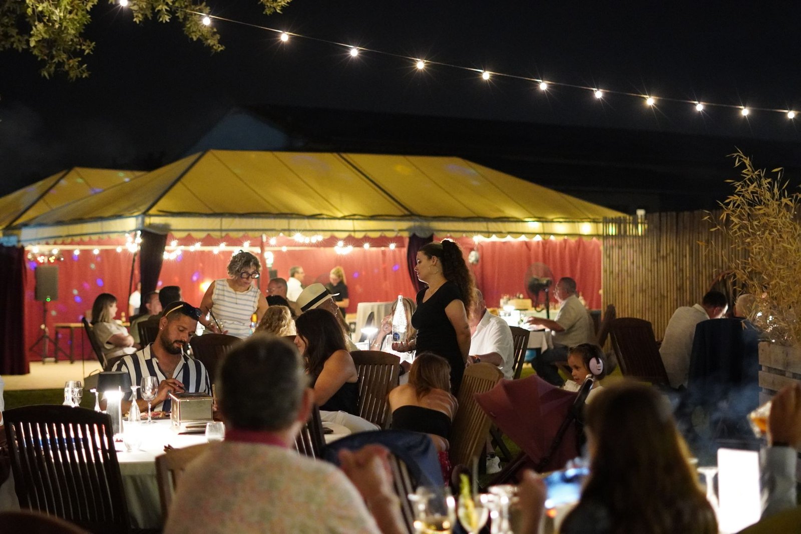 Boda de noche en la carpa iluminada de Can Casellas
