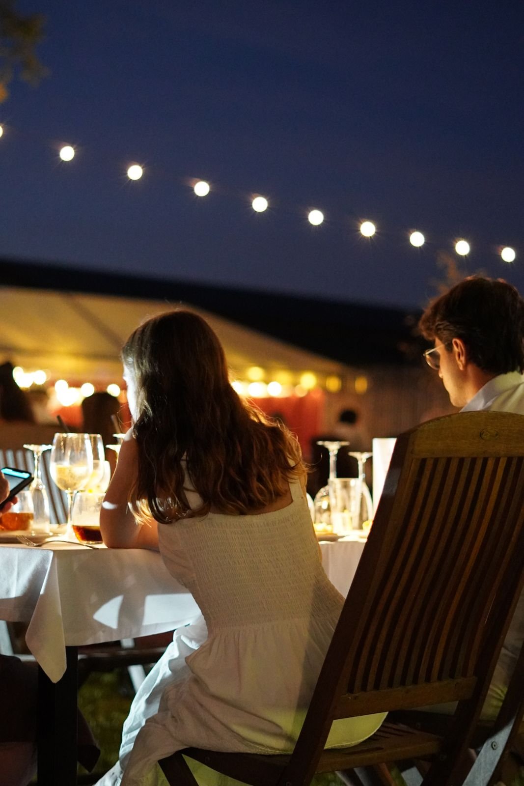 Cena de boda bajo guirnaldas de luz en Can Casellas