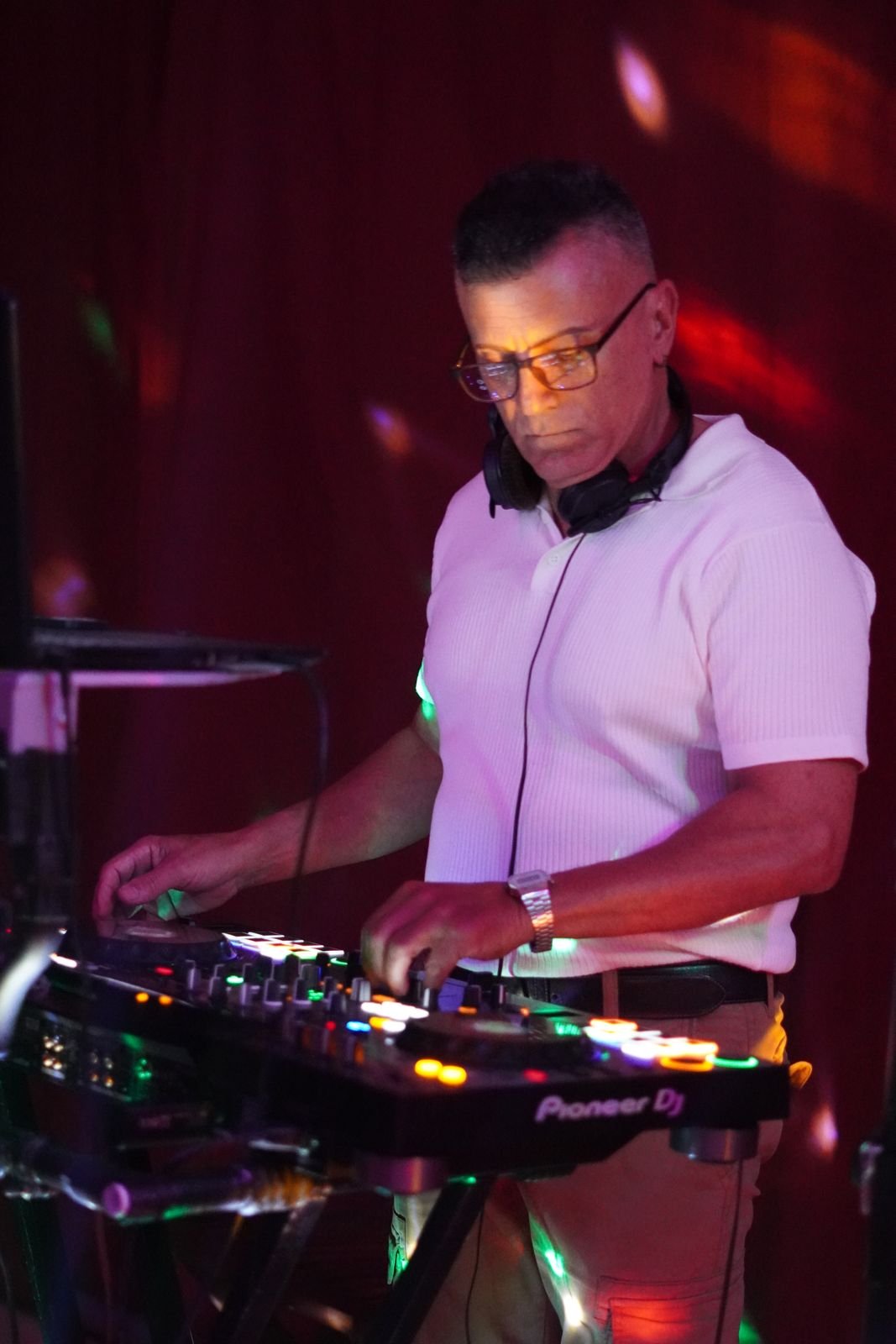 DJ y pista de baile en una boda en Can Casellas
