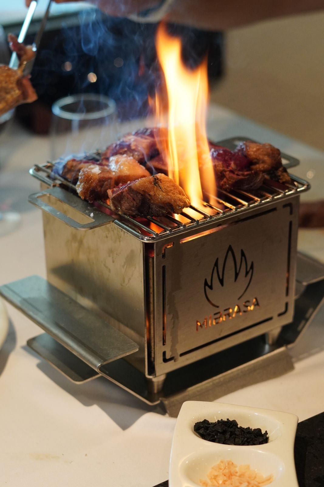 Brasa encendida en la mesa