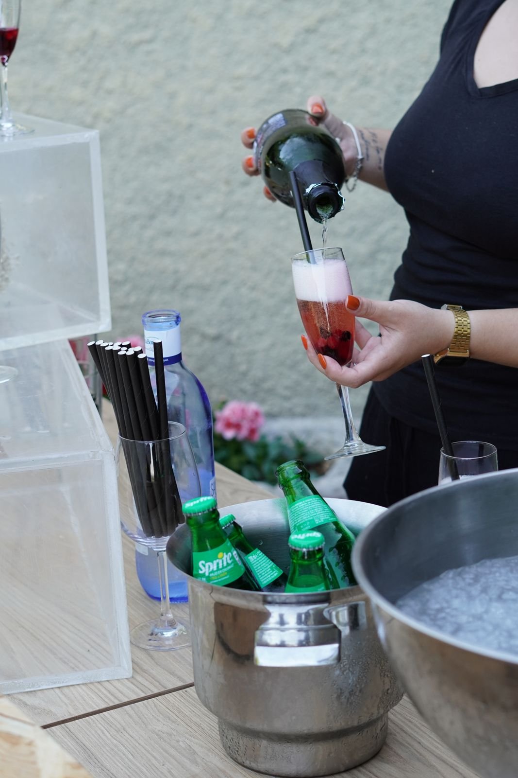 Servicio de copas en el jardín
