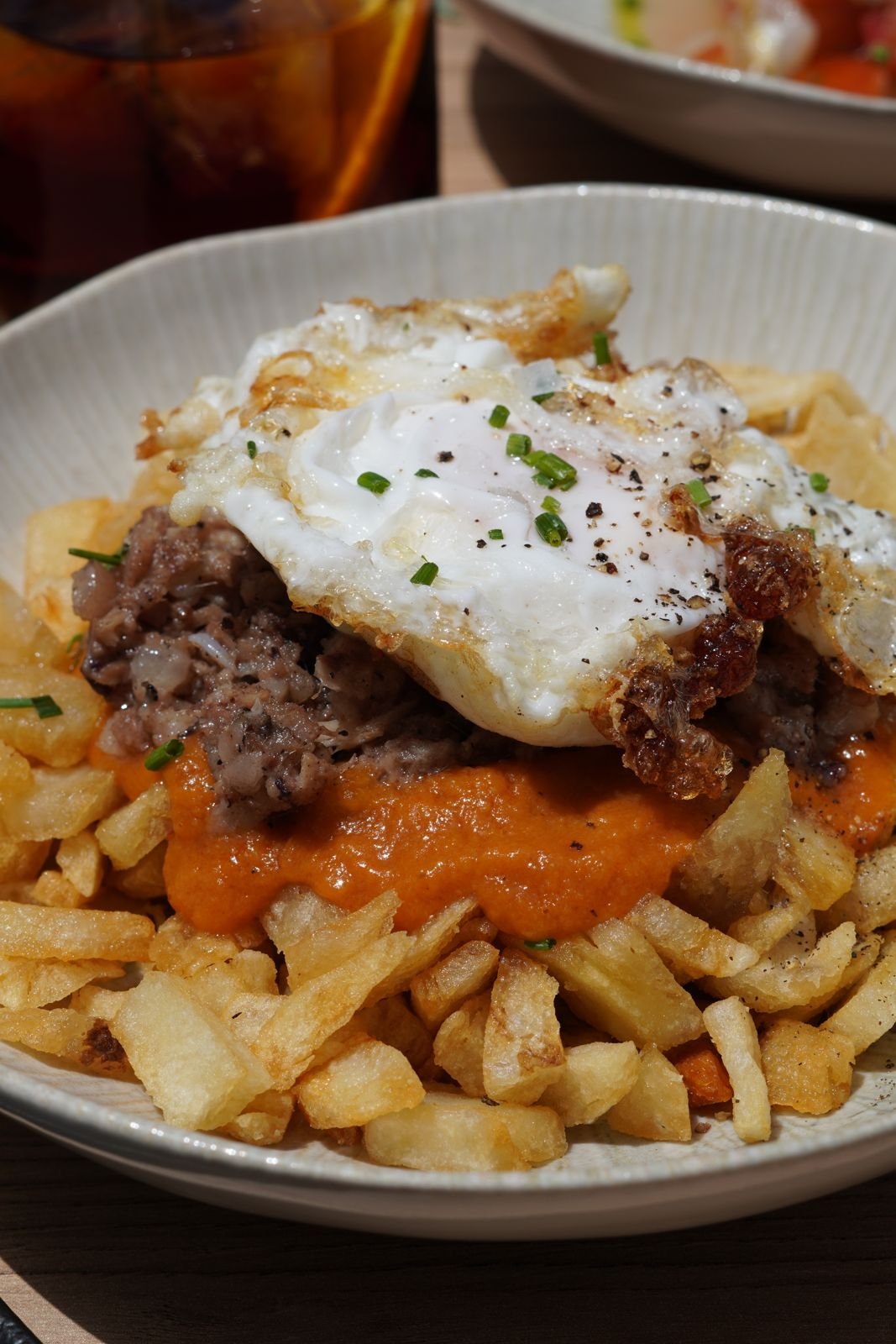 Huevos rotos con foie