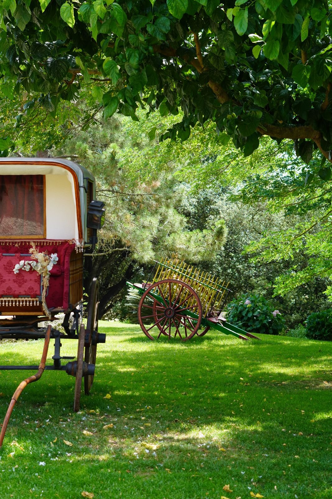 Jardín de Can Casellas con carro antiguo restaurado