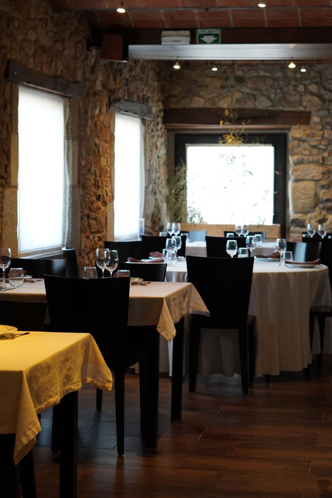 Sala de piedra de Can Casellas montada para una jornada de empresa