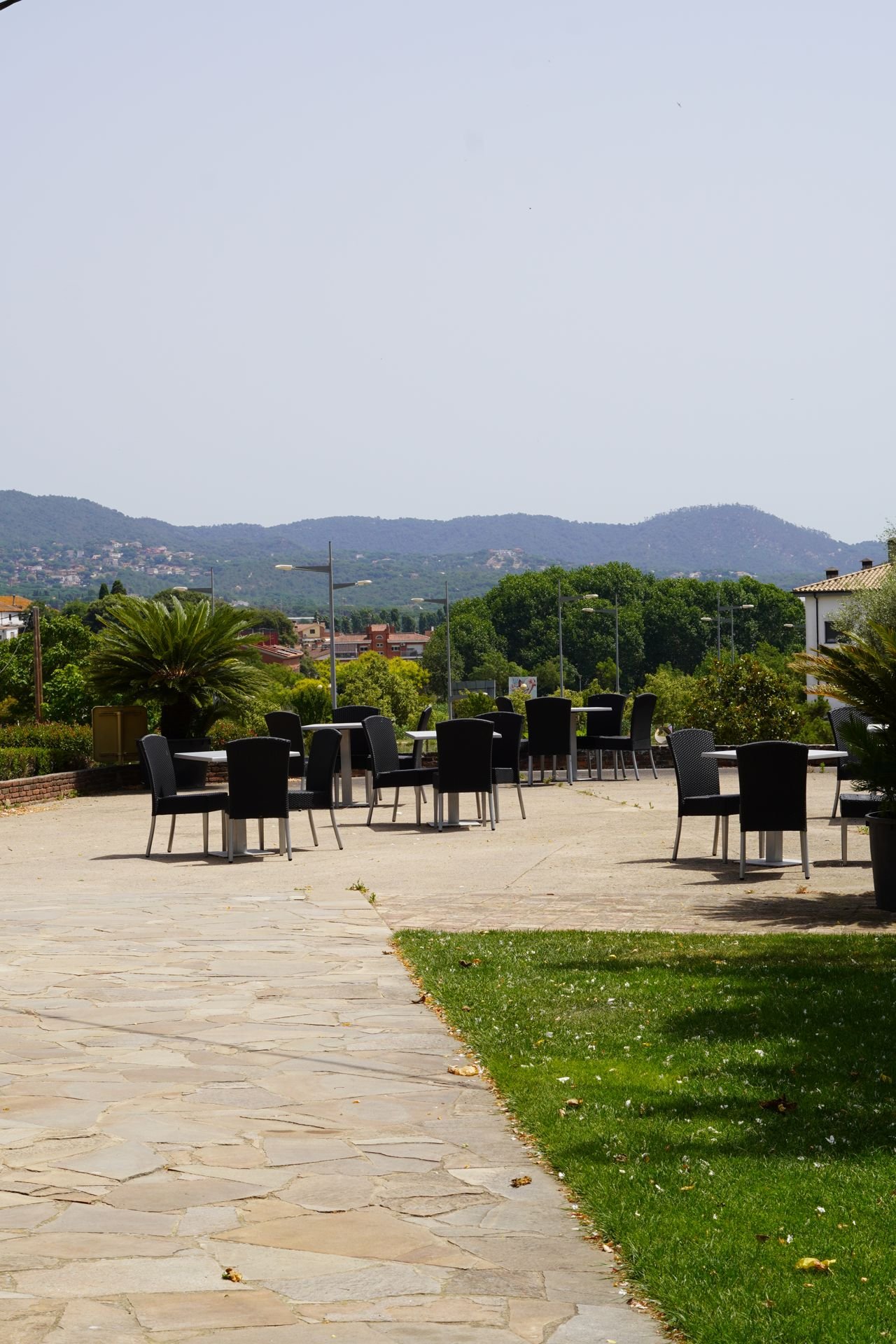 Terraza exterior de Can Casellas con vistas al campo